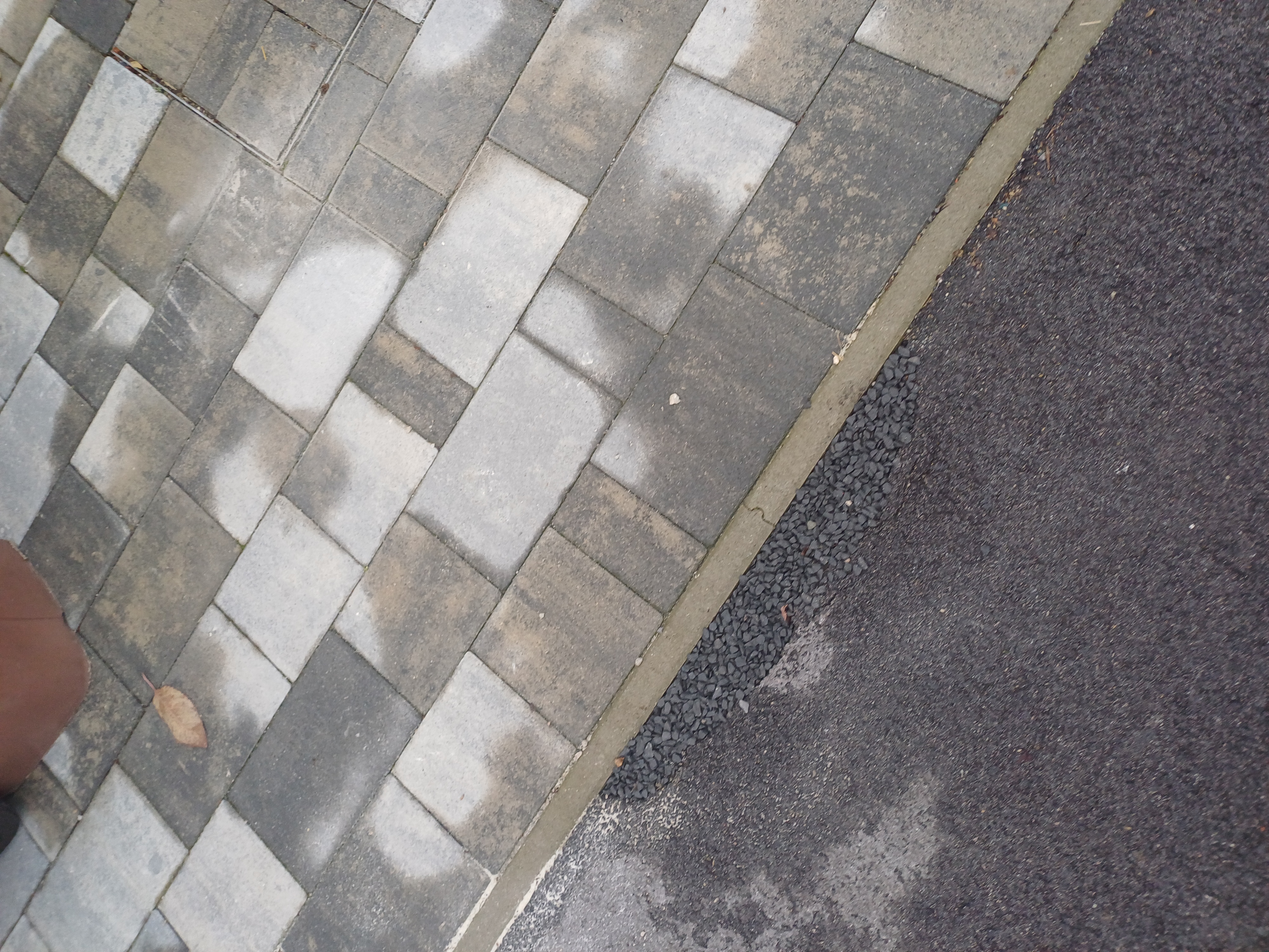 Ugreznjen asfalt v prenovljeni Koseskega ulici