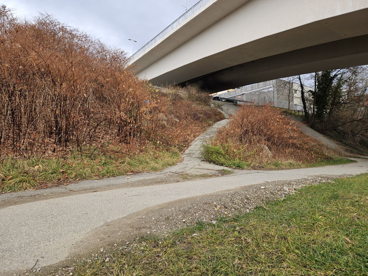 Zemeljske naplavine pod Koroškim mostom