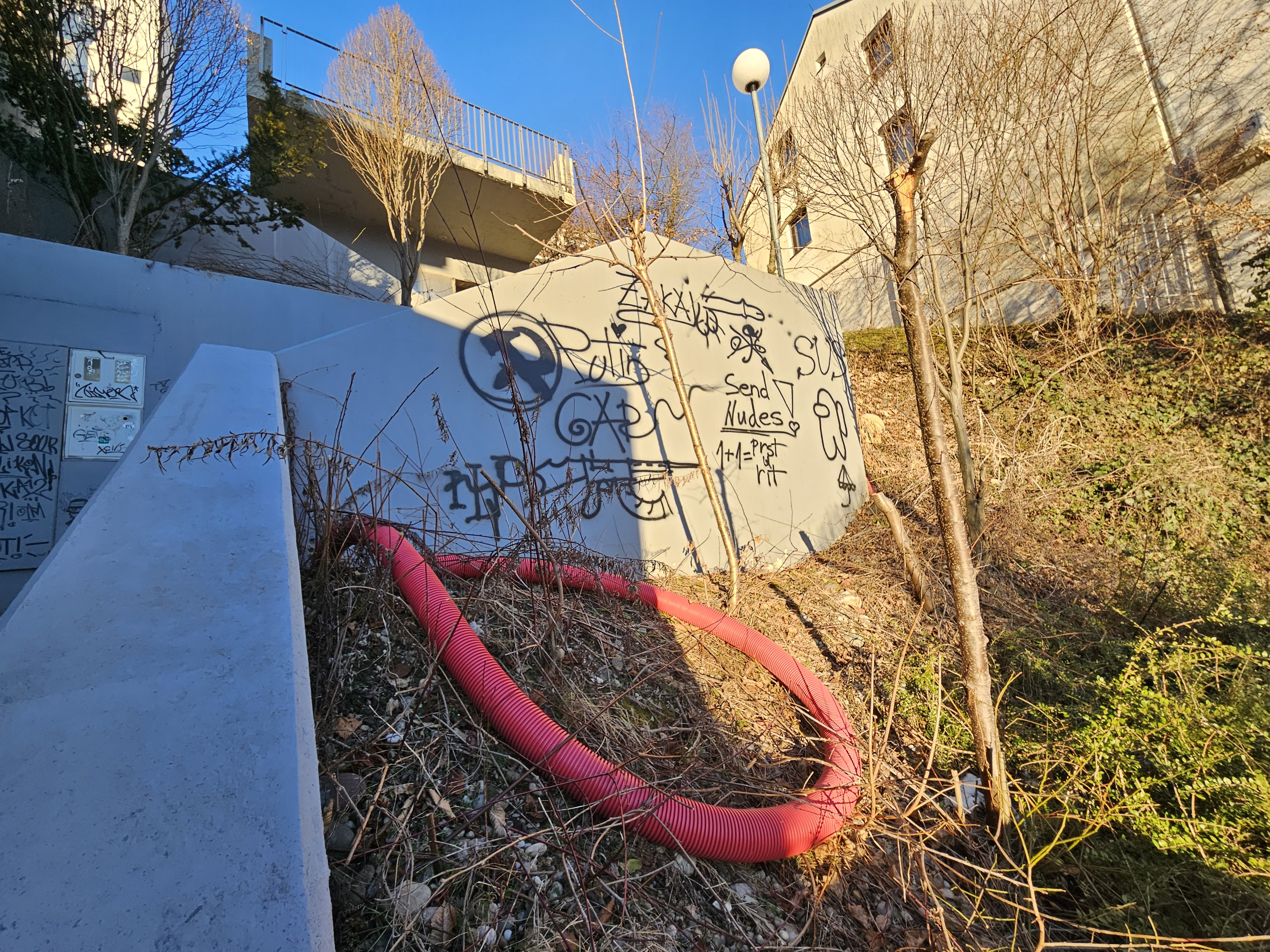 Moteča rdeča cev na stopnišču do Drave