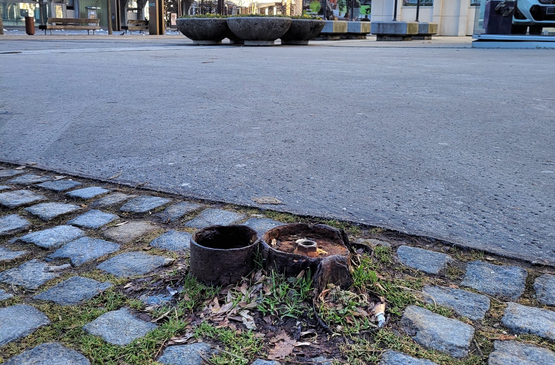 Nevaren ostanek stebrička na Trgu Leona Štuklja