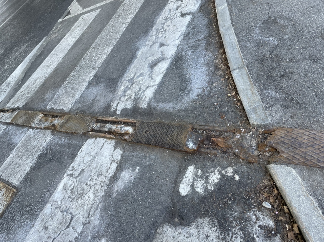 Uničen pločnik na dvoetažnem mostu