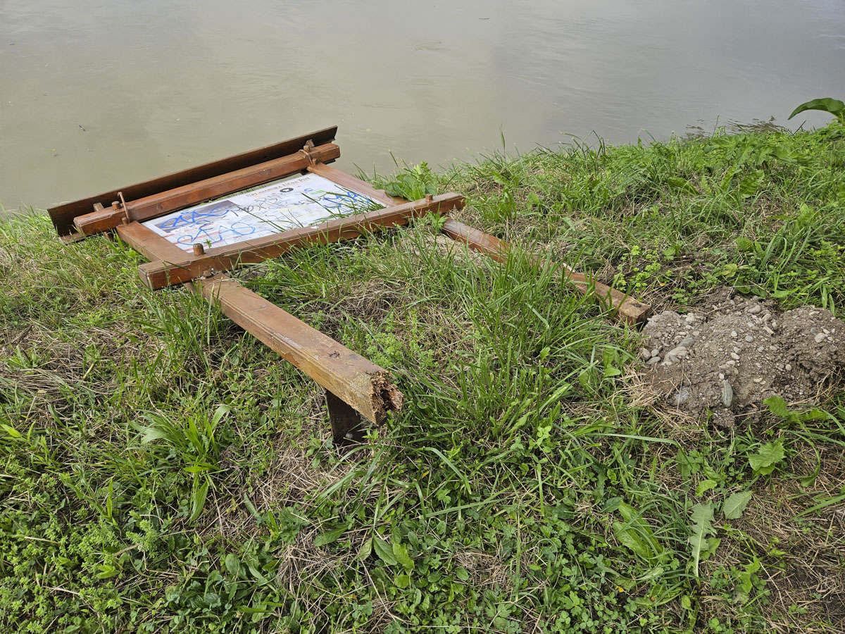 Vandalizirane in podrte table Splavarska učna pot