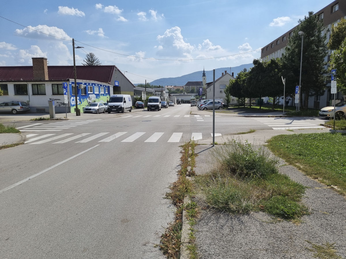 Manjkajoč znak v križišču Smetanova-Kosarjeva