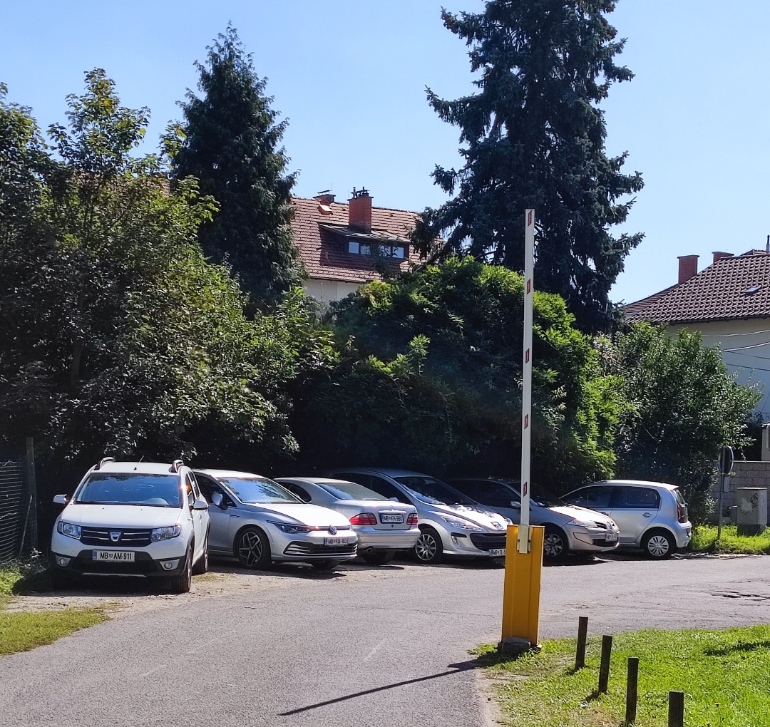 Divje parkirišče na Vinarski ulici