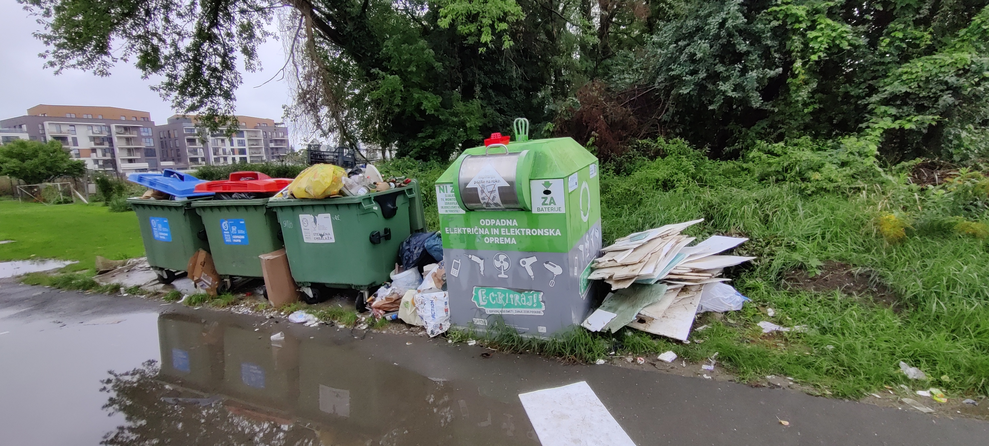 Neurejeno zbirališče smeti na Ulici I. internacion