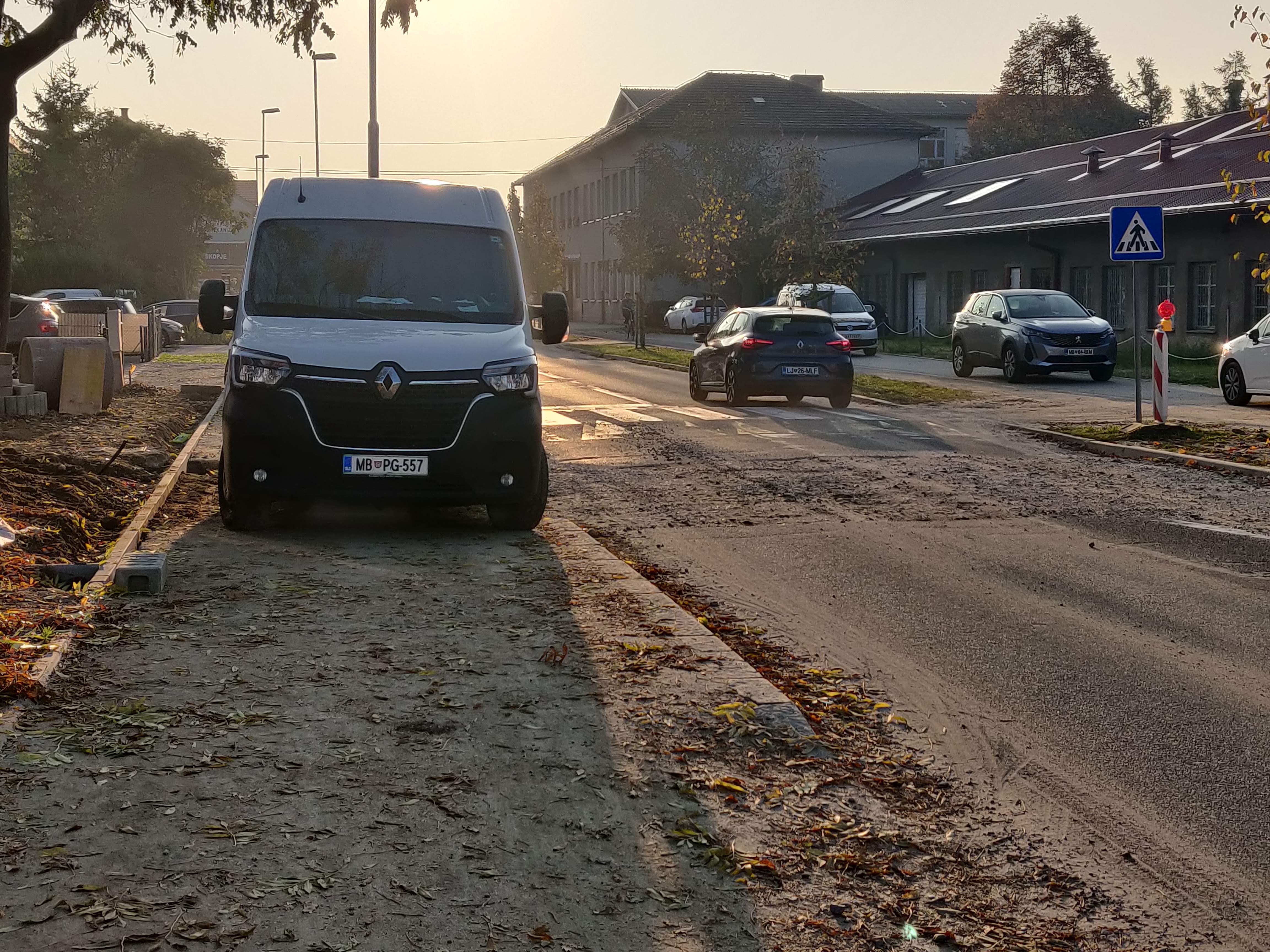 Blokiran pločnik na Valvasorjevi ulici