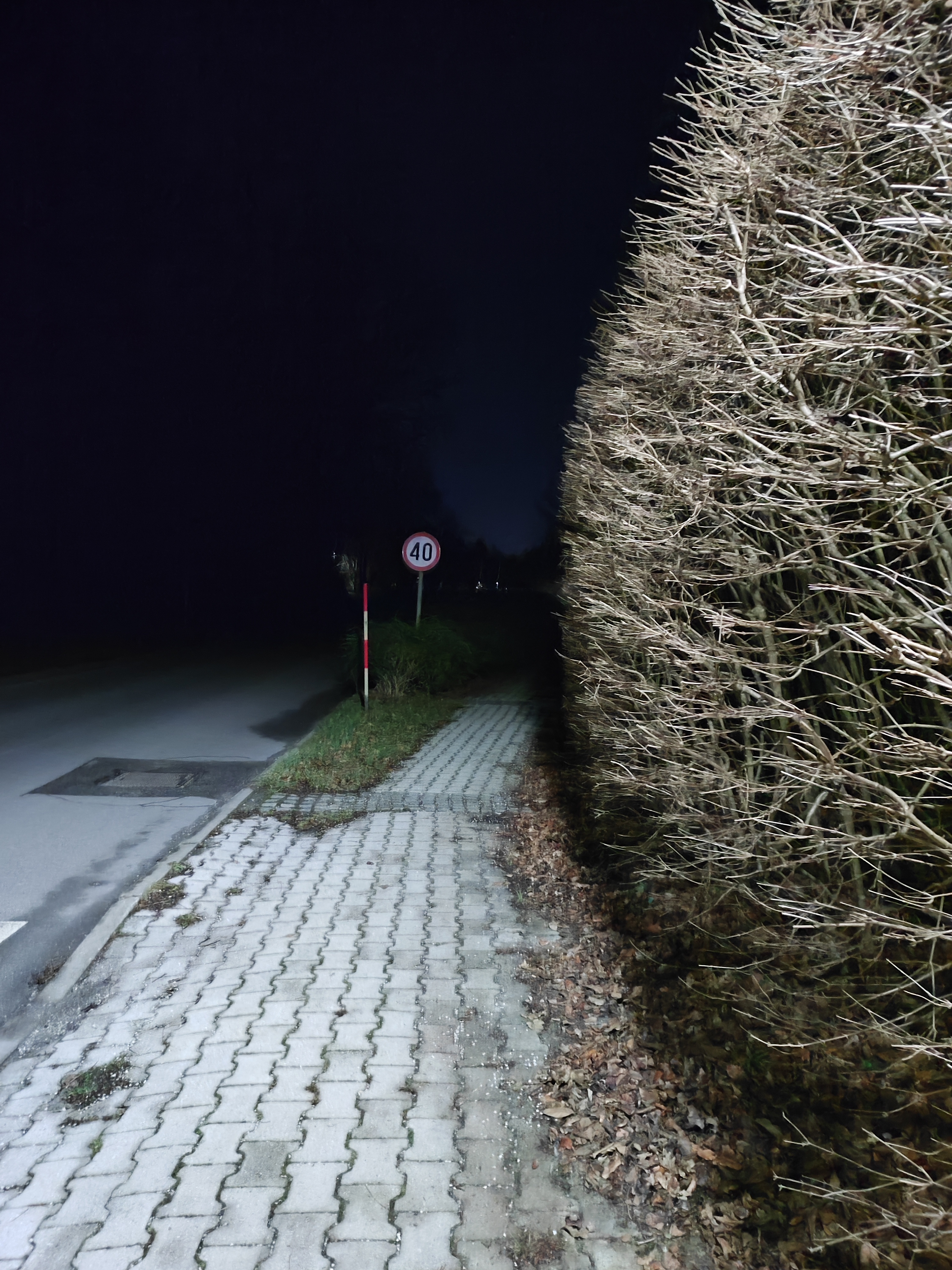 Blizu centra, a v temi