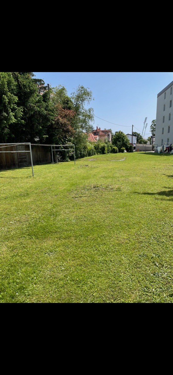 Igrala pri blokih na Vrbanski cesti 18