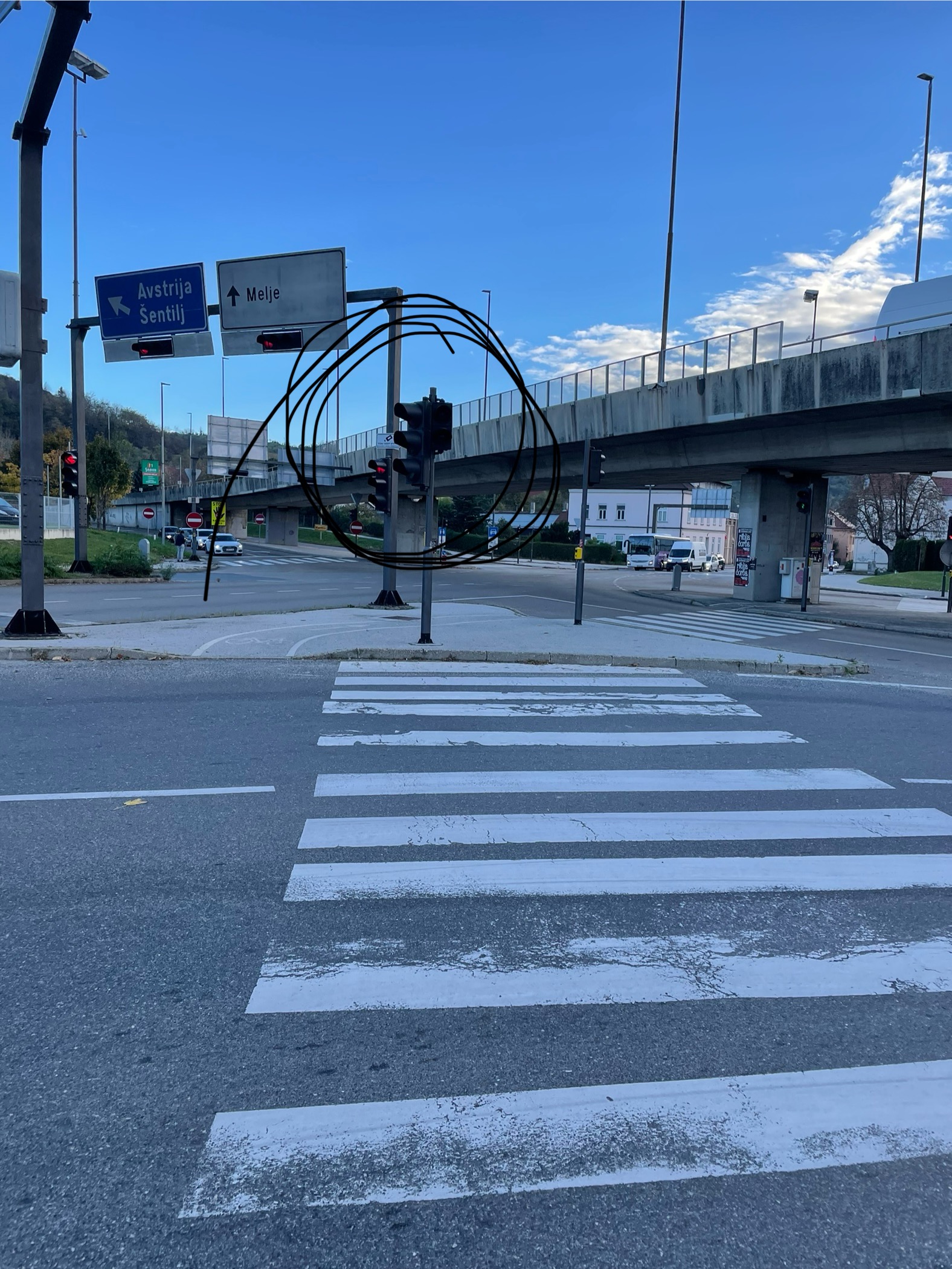 Nedelujoca rdeca luc na semaforju za pesce