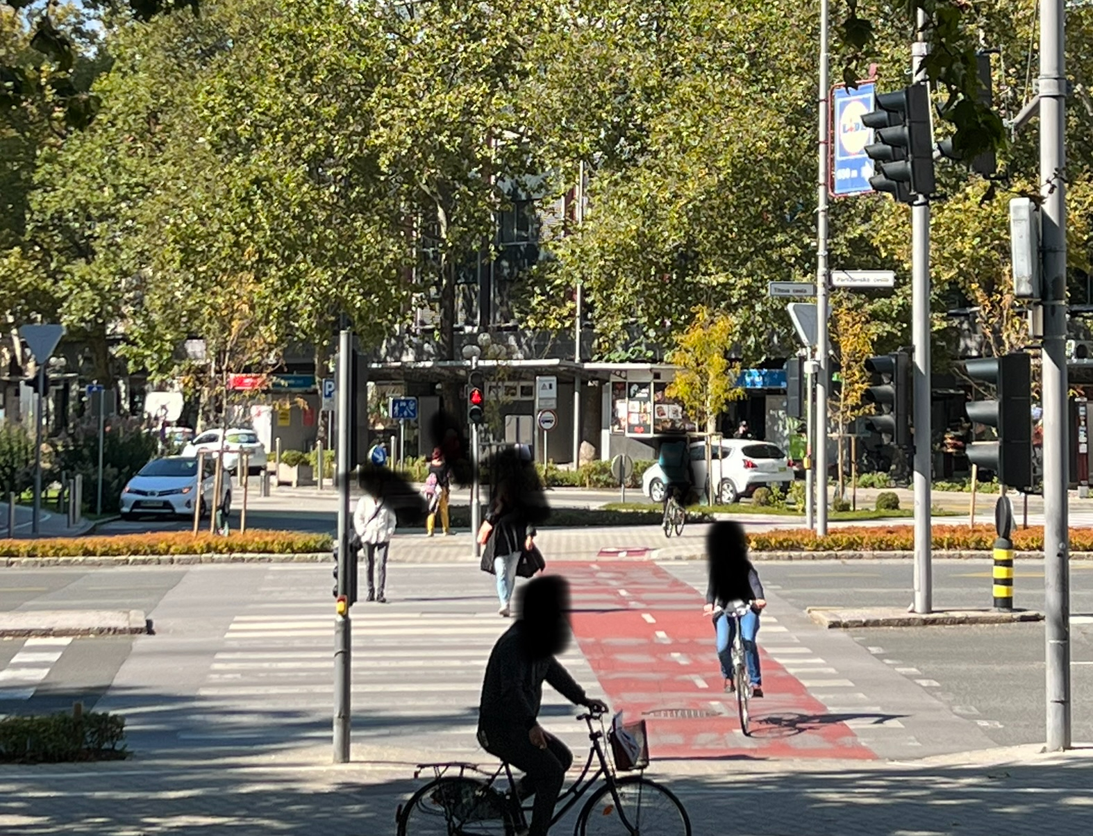 Prečkanje semaforiziranega prehoda na Titovi cesti