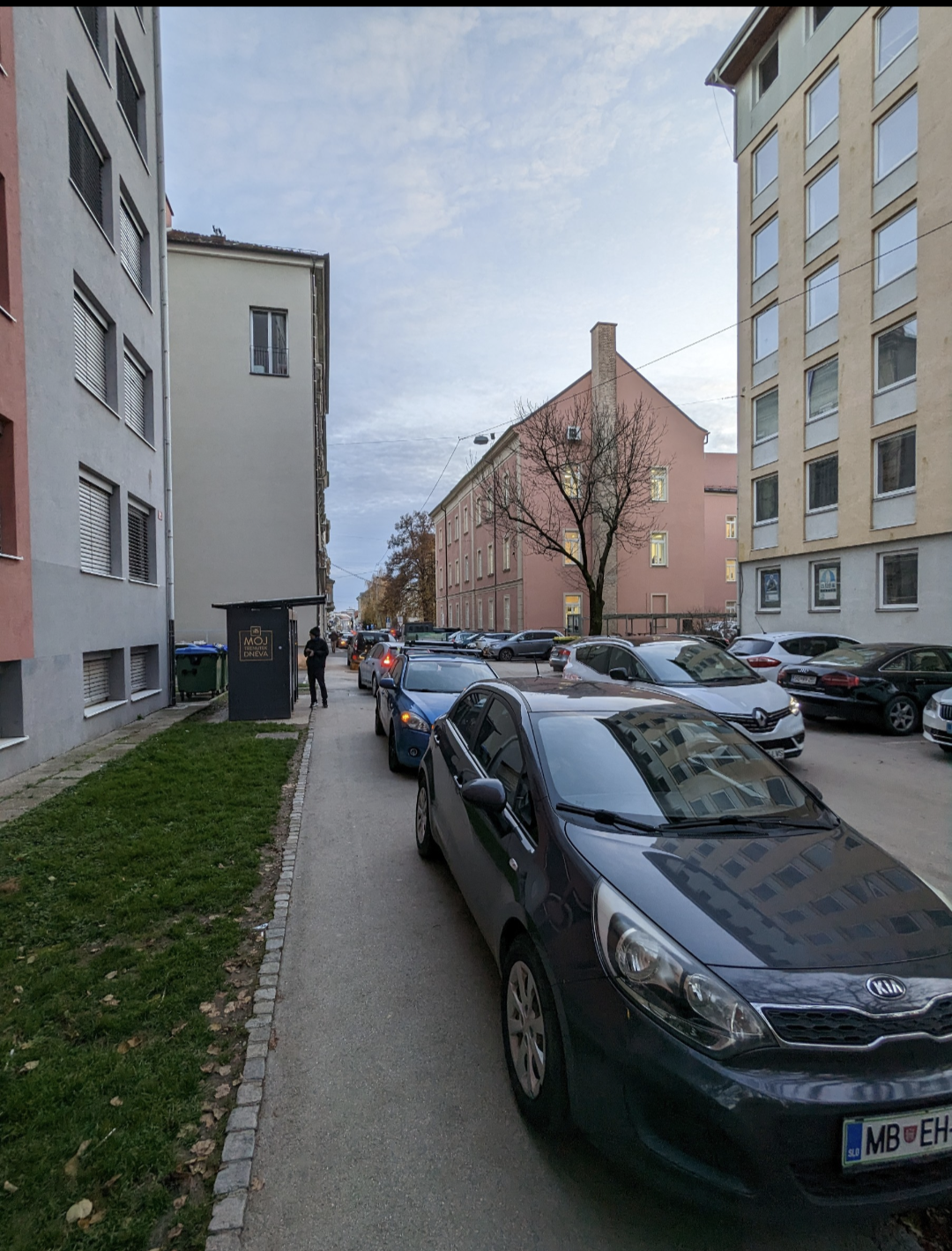 Avtomobili na pločniku v Tyrševi ulici