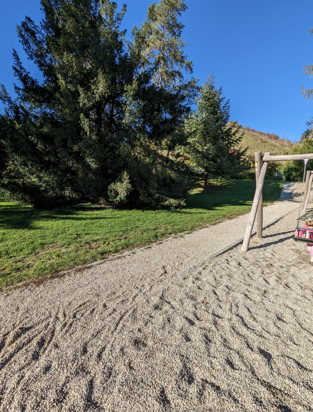 Dodatne klopi pri igralih v Mestnem parku