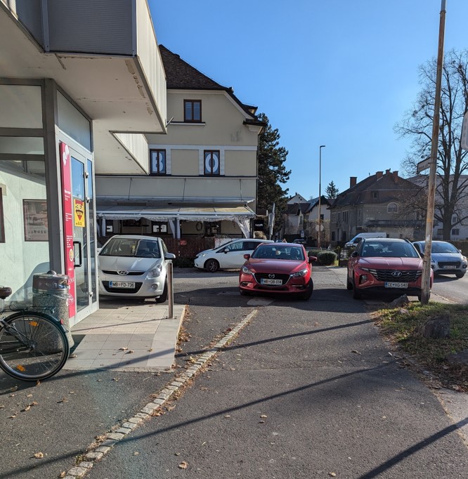 Parkirni kaos v križišču Mladinske in Kosarjeve