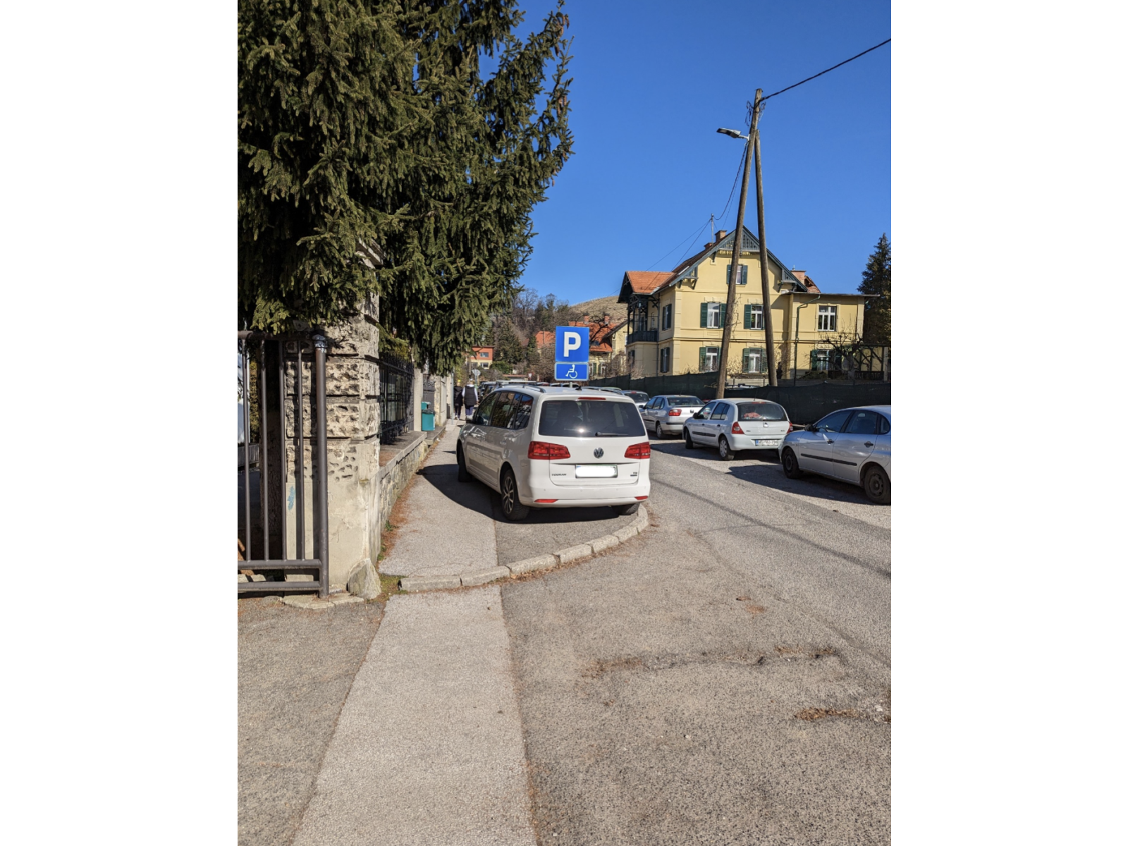 Zaparkiran pločnik v Poljančevi ulici