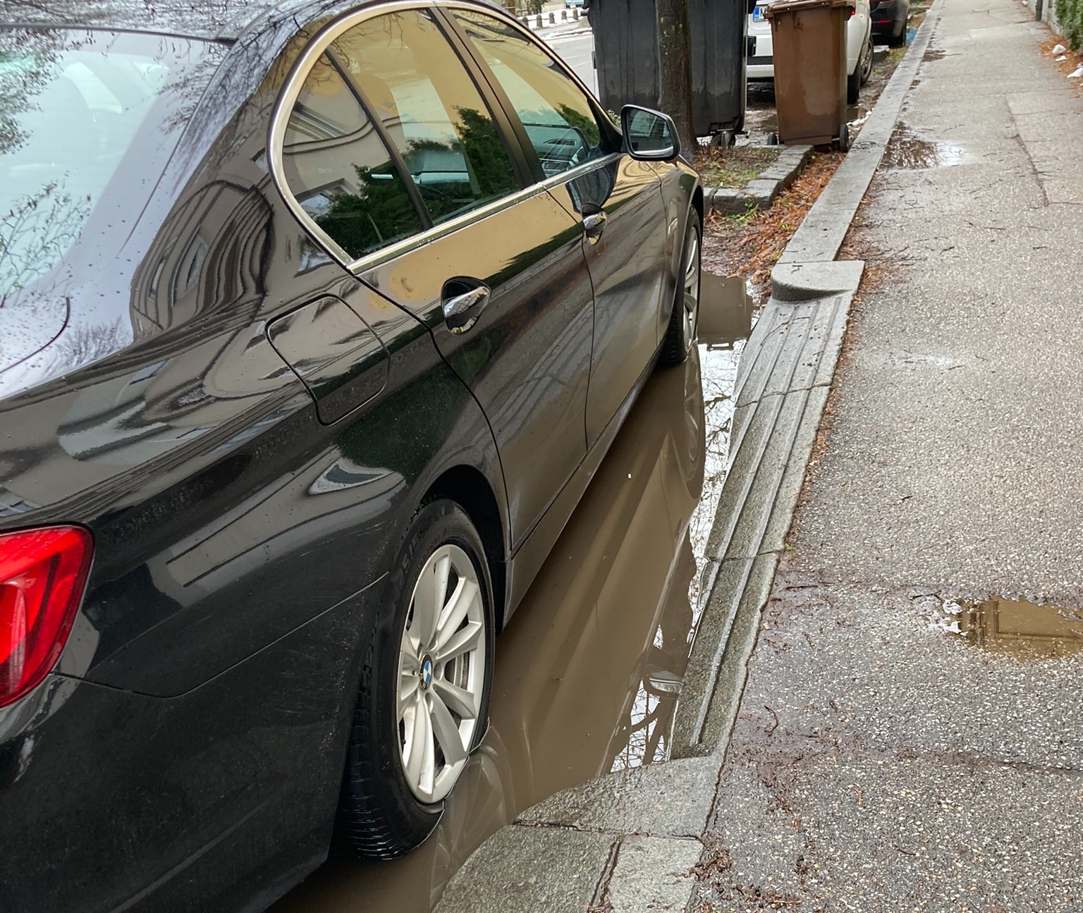 Neurejeni parkingi v Smetanovi ulici