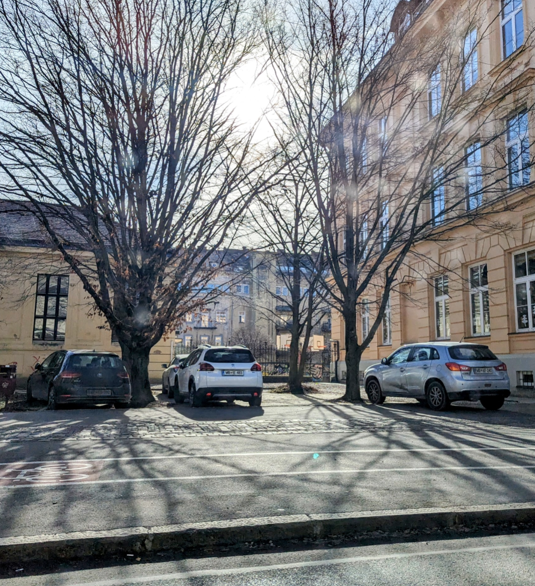 Divje parkirišče pri OŠ Bojana Ilicha